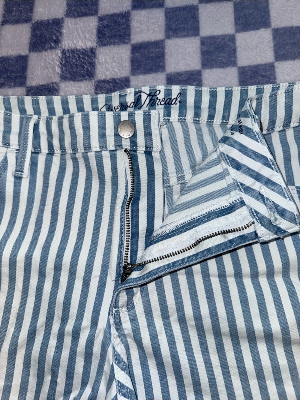 Universal Thread High Rise Medi Shorts - Picture 2 of 4